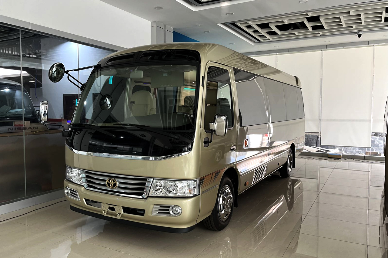 廈門商務(wù)會(huì)議包車推薦-豐田考斯特17座-2.jpg